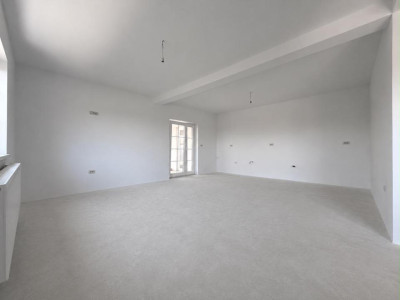 Duplex cu 3 camere, 80 mp utili, 16 mp terasa, 463 mp teren - Sag.
