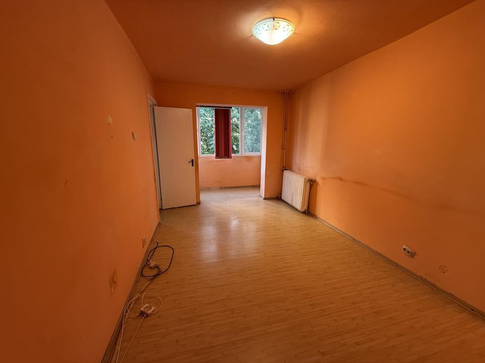 Apartament 3 camere, etaj 2, semidecomandat - Piata Doina