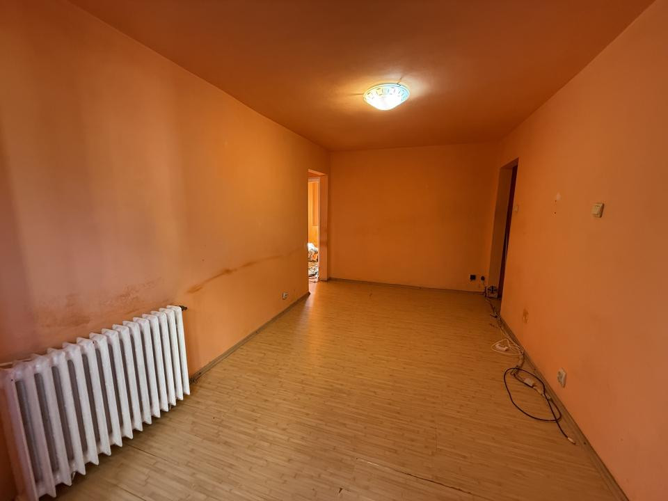 Apartament 3 camere, etaj 2, semidecomandat - Piata Doina