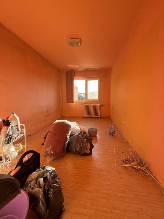 Apartament 3 camere, etaj 2, semidecomandat - Piata Doina