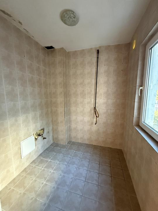 Apartament 3 camere, etaj 2, semidecomandat - Piata Doina