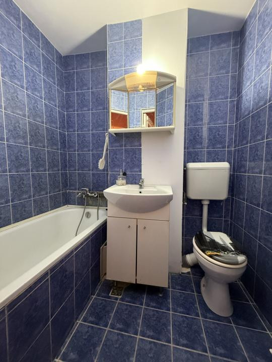 Apartament 3 camere, etaj 2, semidecomandat - Piata Doina