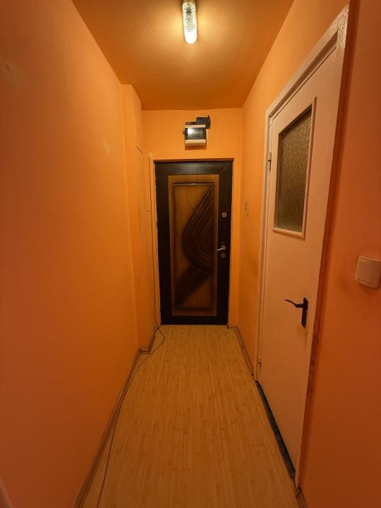 Apartament 3 camere, etaj 2, semidecomandat - Piata Doina