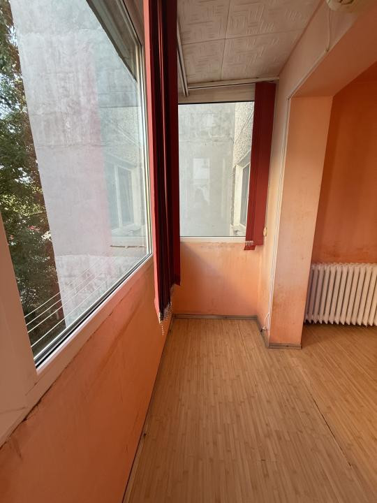Apartament 3 camere, etaj 2, semidecomandat - Piata Doina