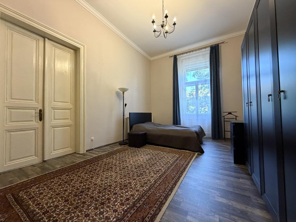 Apartament cu 3 camere, 83mp utili, etaj 1, renovat și mobilat-Sinaia