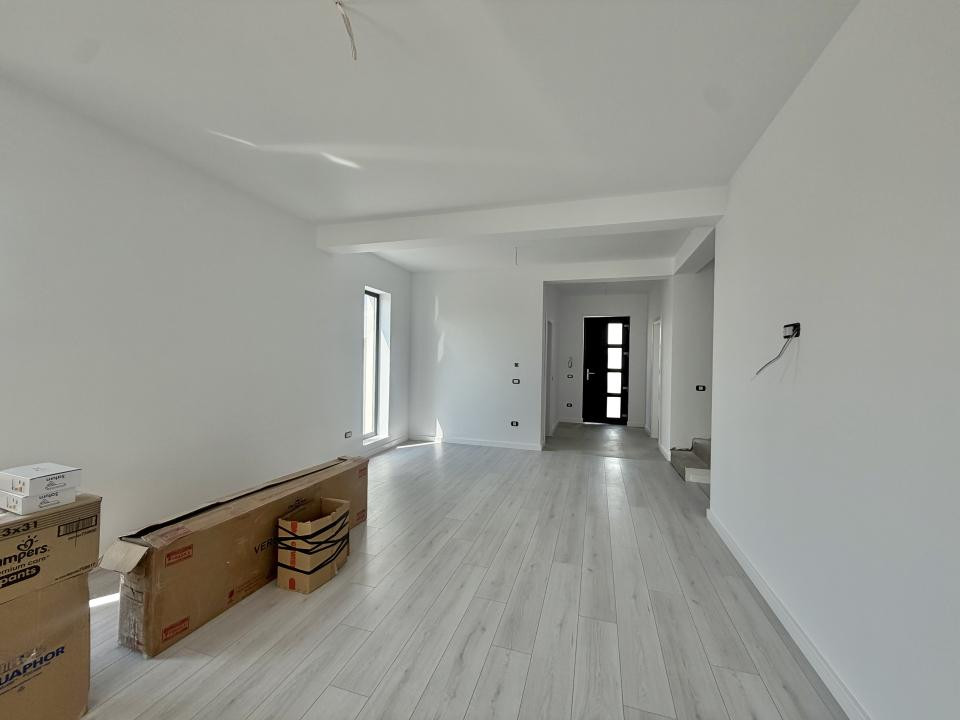 Duplex 4 camere, parter+etaj, 104mp utili, 270mp teren in Giroc 