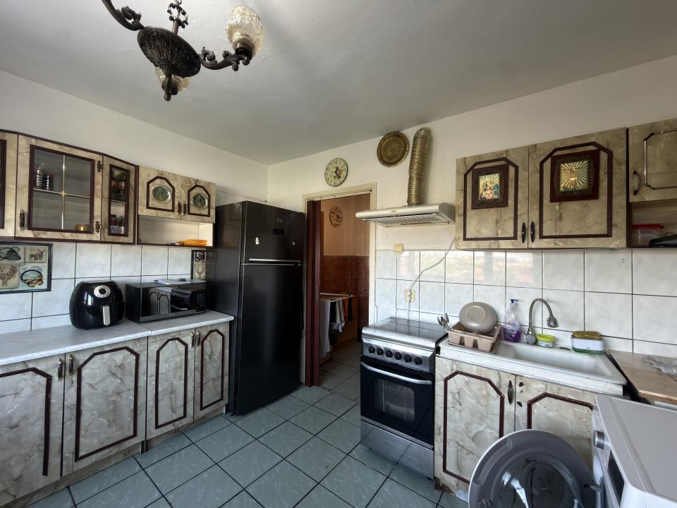 Apartament 1 camera, etaj 3, mobilara si utilat, zona Steaua 