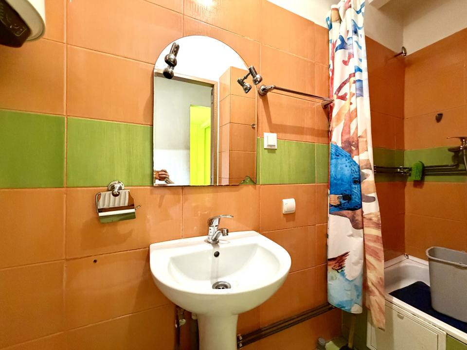 Garsoniera 20 mp utili, ideal pentru investitie, etajul 5/5 - zona Lipovei