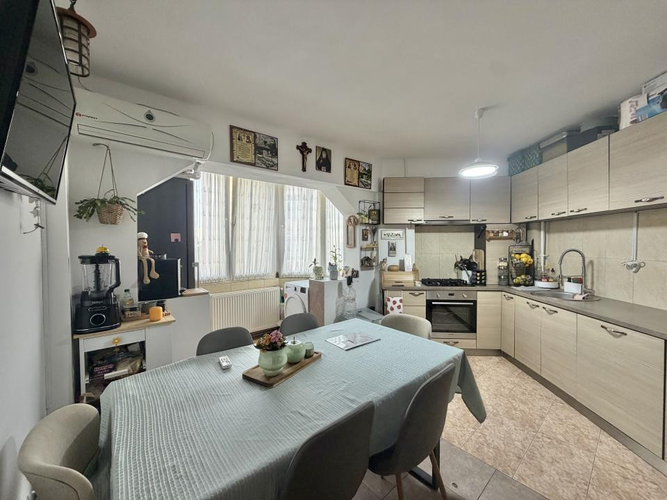 Apartament 2 camere, decomandat, etaj 3, zona Dambovita 