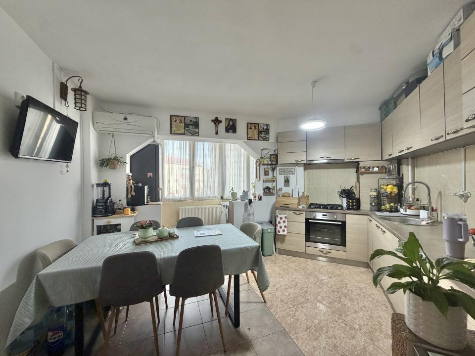 Apartament 2 camere, decomandat, etaj 3, zona Dambovita 