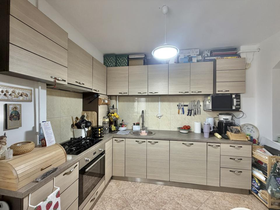 Apartament 2 camere, decomandat, etaj 3, zona Dambovita 