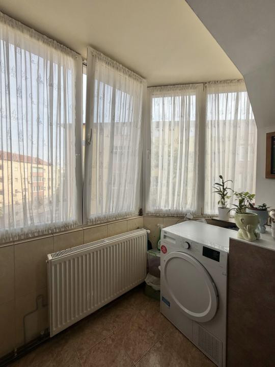 Apartament 2 camere, decomandat, etaj 3, zona Dambovita 