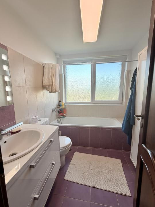 Apartament spatios in zona centrala din Giarmata Vii