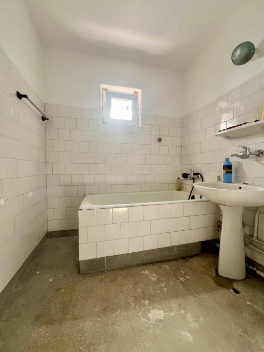 Apartament cu 3 camere, 75 mp utili, etaj 4 - Zona Lipovei