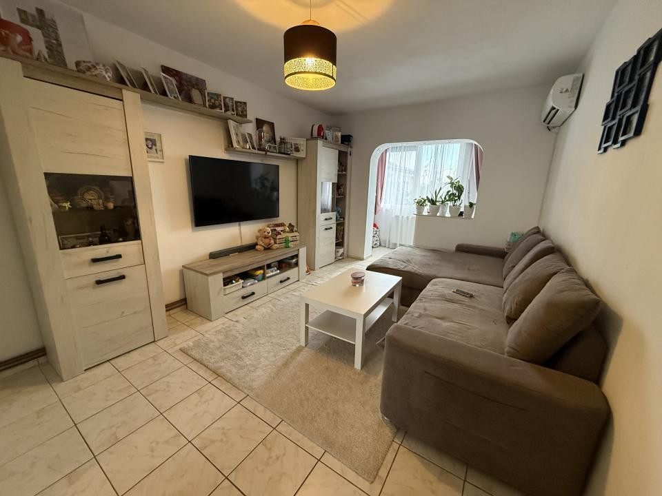 Apartament cu 3 camere, decomandat - Lipovei