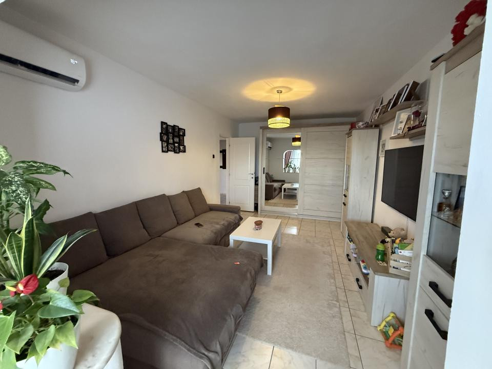 Apartament cu 3 camere, decomandat - Lipovei