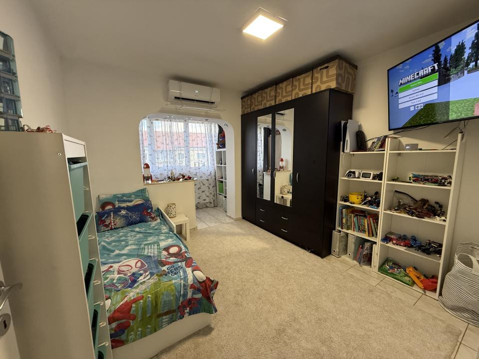 Apartament cu 3 camere, decomandat - Lipovei