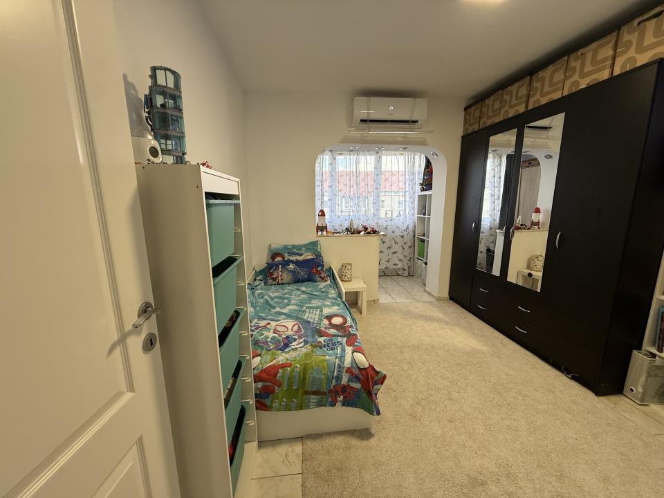 Apartament cu 3 camere, decomandat - Lipovei