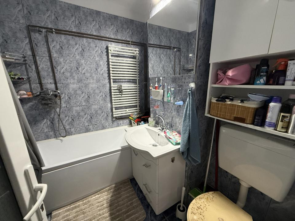 Apartament cu 3 camere, decomandat - Lipovei