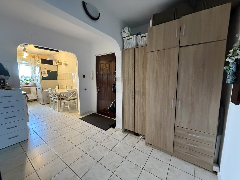 Apartament cu 3 camere, decomandat - Lipovei