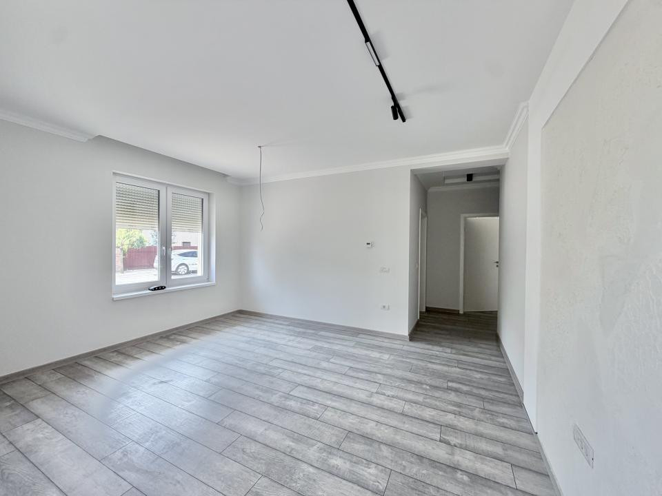 Apartament 2 camere, decomandat, 53mp utili, 30mp curte in Giroc 