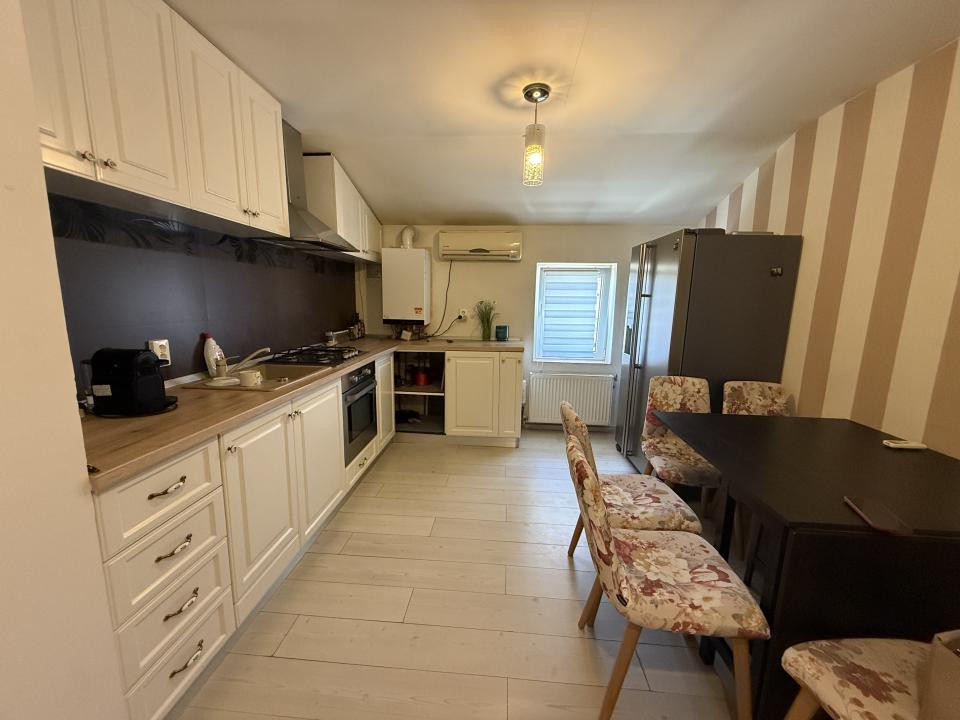 Apartament cu 3 camere, decomandat, 66 mp utili - Dambovita