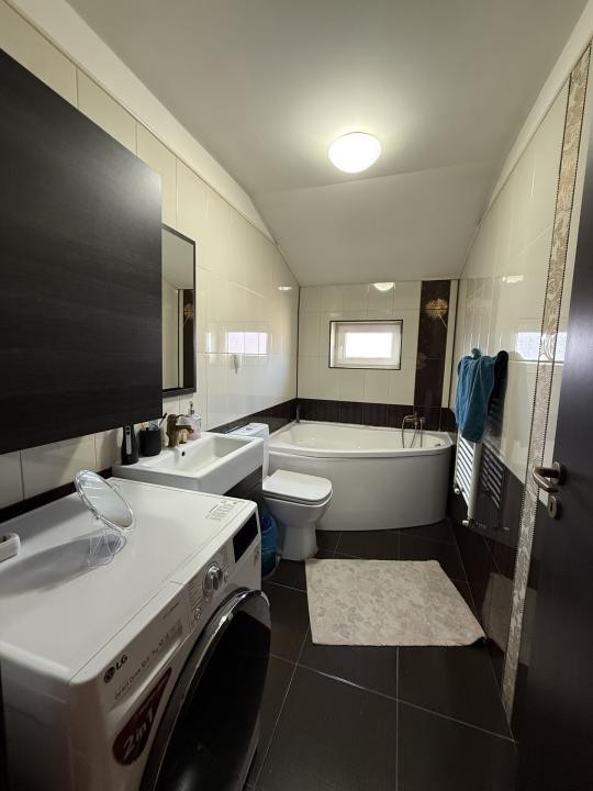 Apartament cu 3 camere, decomandat, 66 mp utili - Dambovita