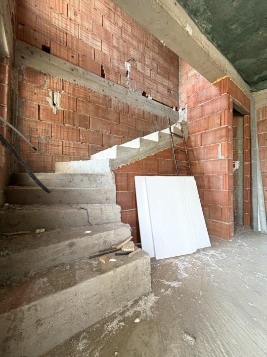 Duplex 5 camere, 3 bai, 120mp utili, 200mp teren - Chisoda