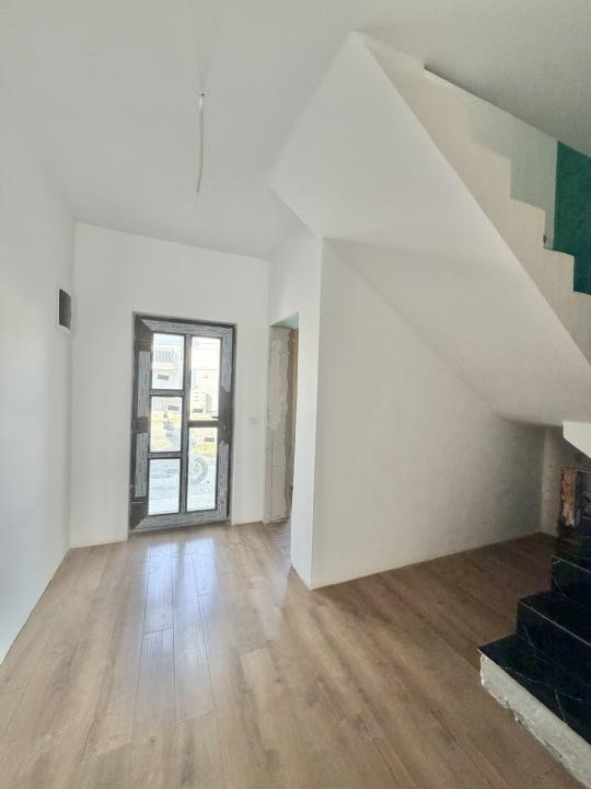 Duplex 4 camere+ spatiu comercial, 120 utili, 260 teren in Giroc 