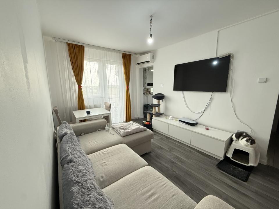 Apartament cu 3 camere, semidecomandat - Piata Doina