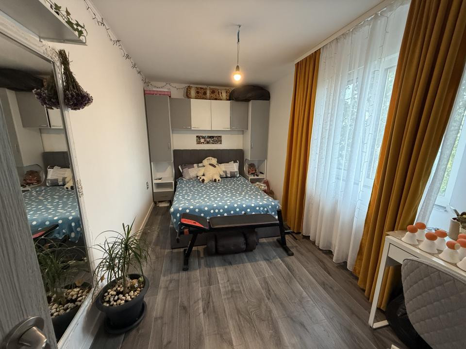 Apartament cu 3 camere, semidecomandat - Piata Doina