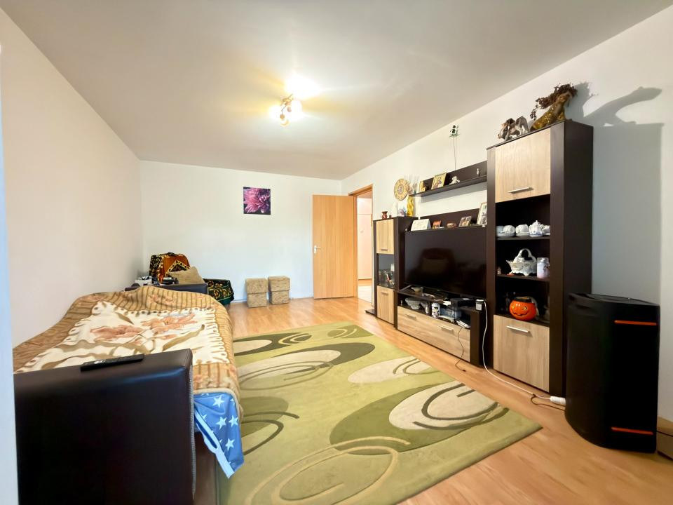 Apartament spatios, 4 camere, 79 mp utili, etaj 1 - Zona Lipovei
