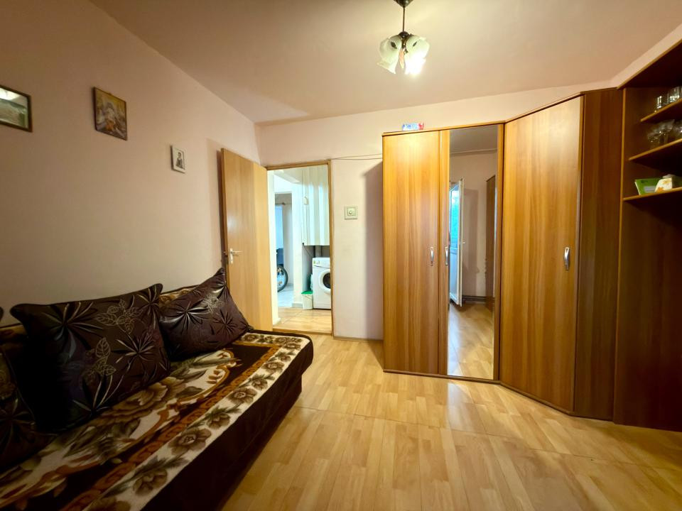 Apartament spatios, 4 camere, 79 mp utili, etaj 1 - Zona Lipovei