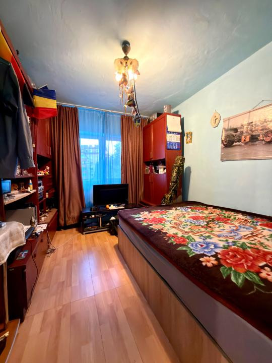 Apartament spatios, 4 camere, 79 mp utili, etaj 1 - Zona Lipovei