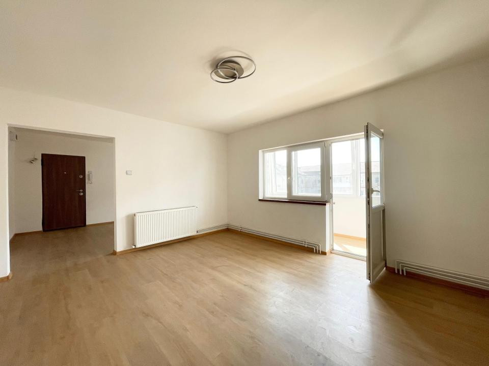 Apartament renovat 2 camere - zona Soarelui