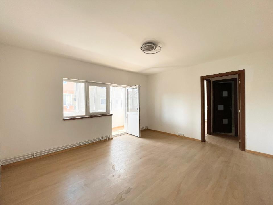 Apartament renovat 2 camere - zona Soarelui