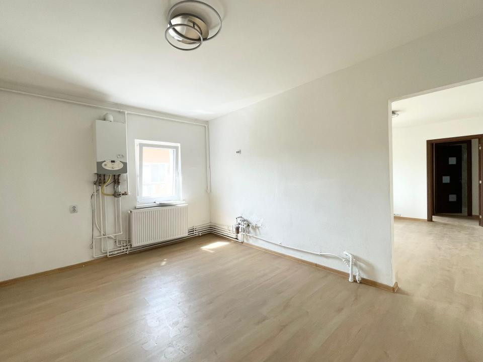 Apartament renovat 2 camere - zona Soarelui