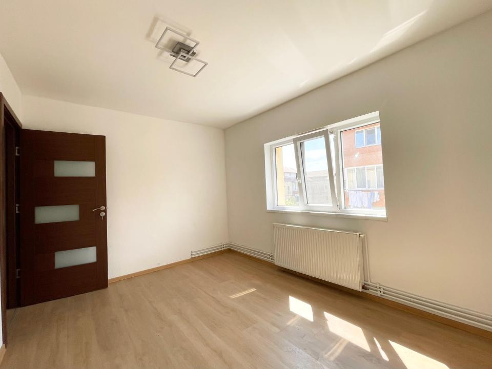 Apartament renovat 2 camere - zona Soarelui