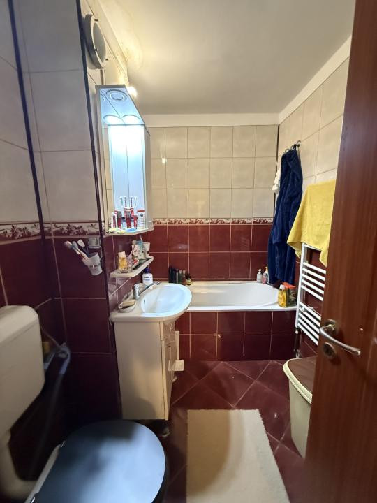 Apartament cu 3 camere, decomandat, parter - Baba Dochia