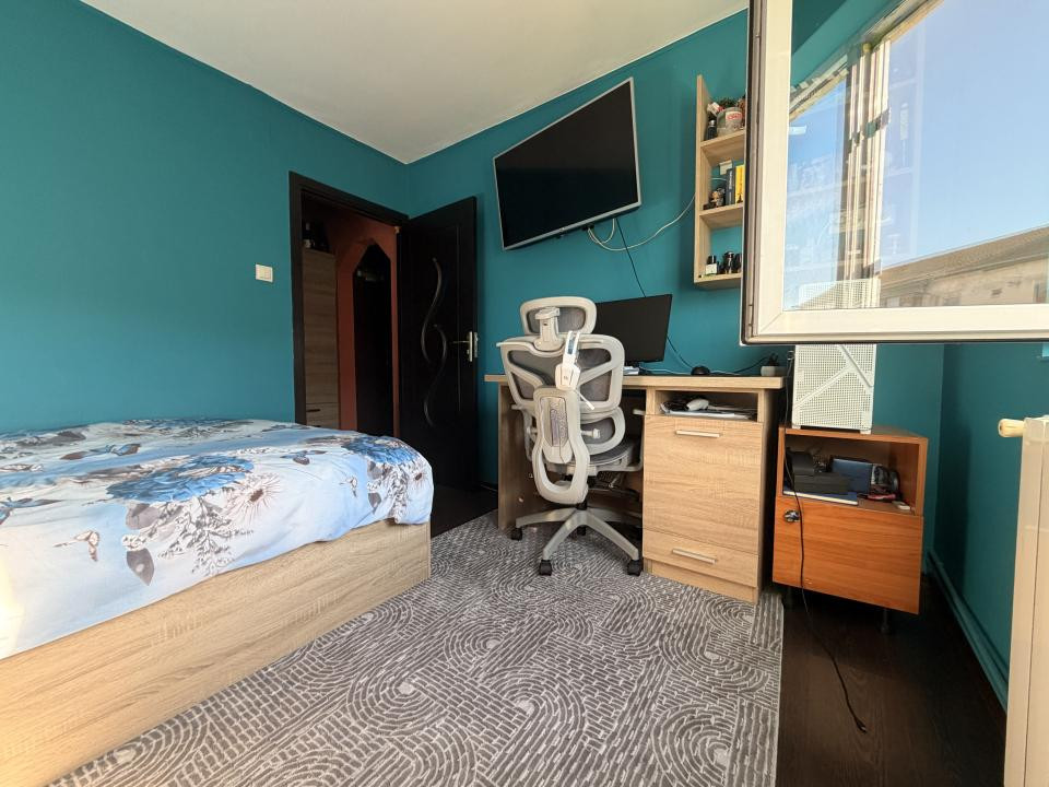Apartament 4 camere, decomandat, 70 mp utili, boxa, etaj 3 - Soarelui