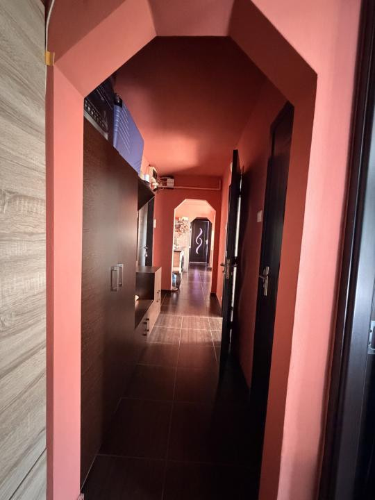 Apartament 4 camere, decomandat, 70 mp utili, boxa, etaj 3 - Soarelui