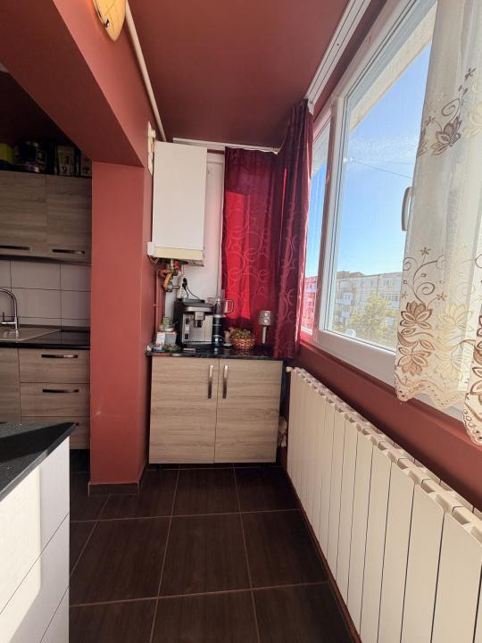 Apartament 4 camere, decomandat, 70 mp utili, boxa, etaj 3 - Soarelui
