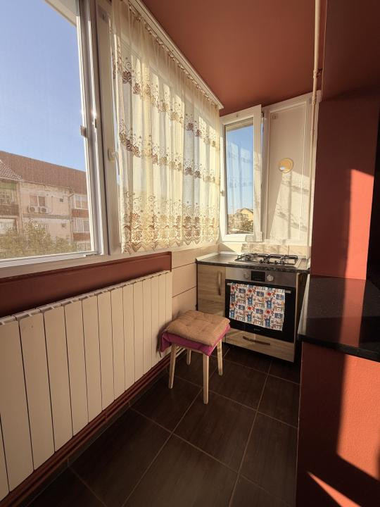 Apartament 4 camere, decomandat, 70 mp utili, boxa, etaj 3 - Soarelui