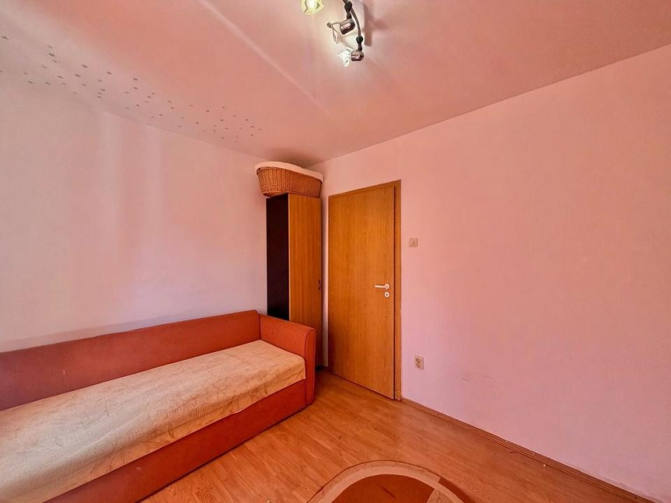 Apartament 2 camere, etaj 3, semidecomandat, zona Dambovita-Flavia 