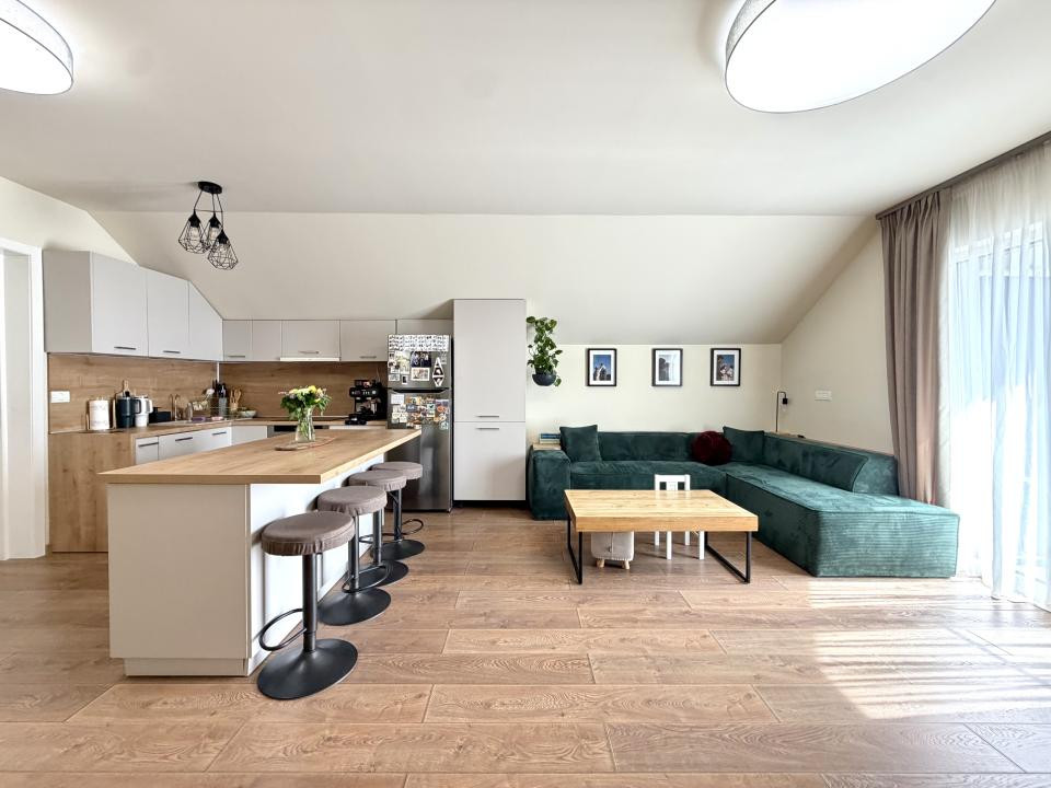 Apartament spatios, 3 camere, pod amenajat, zona centrala Dumbravita
