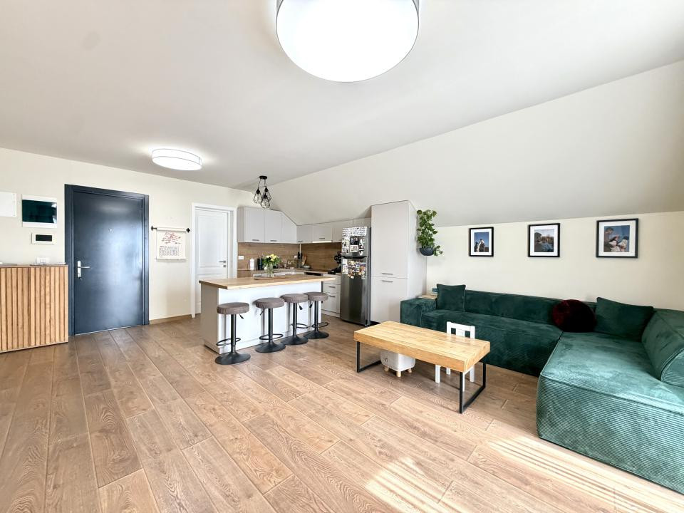 Apartament spatios, 3 camere, pod amenajat, zona centrala Dumbravita