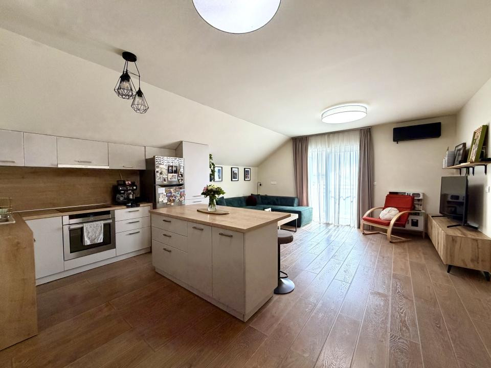 Apartament spatios, 3 camere, pod amenajat, zona centrala Dumbravita