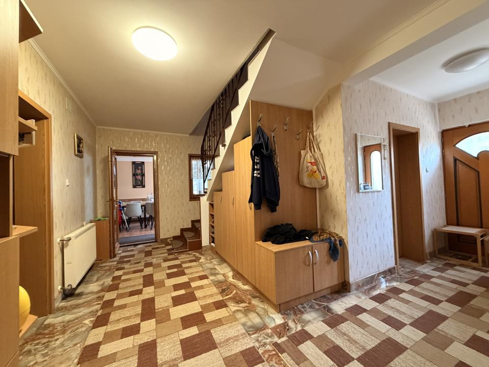 Casa individuala, 300 mp, utili, 1100 mp gradina   - Sag