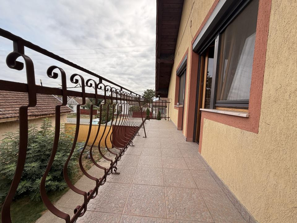 Casa individuala, 300 mp, utili, 1100 mp gradina   - Sag