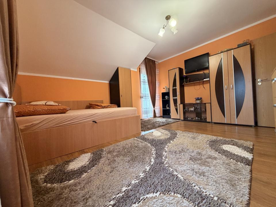Casa individuala, 300 mp, utili, 1100 mp gradina   - Sag